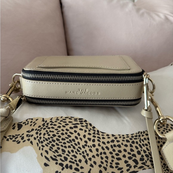 Marc Jacobs Beige Crossbody Bag with Gold Accents - Picture 2 of 15